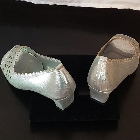 Ladies FLORAL Irene Wide Width Open Toe Slip-on Pumps in Silver - 8WW - Picture 6 of 6